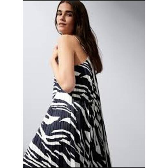 Banana Republic Dresses & Skirts - Banana Republic Strappy V Neck Pleated Midi Dress Womens Dress Size S Navy White